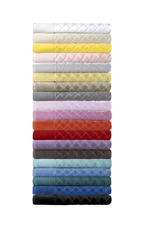 Une pile de serviettes de différentes couleurs sur fond blanc.