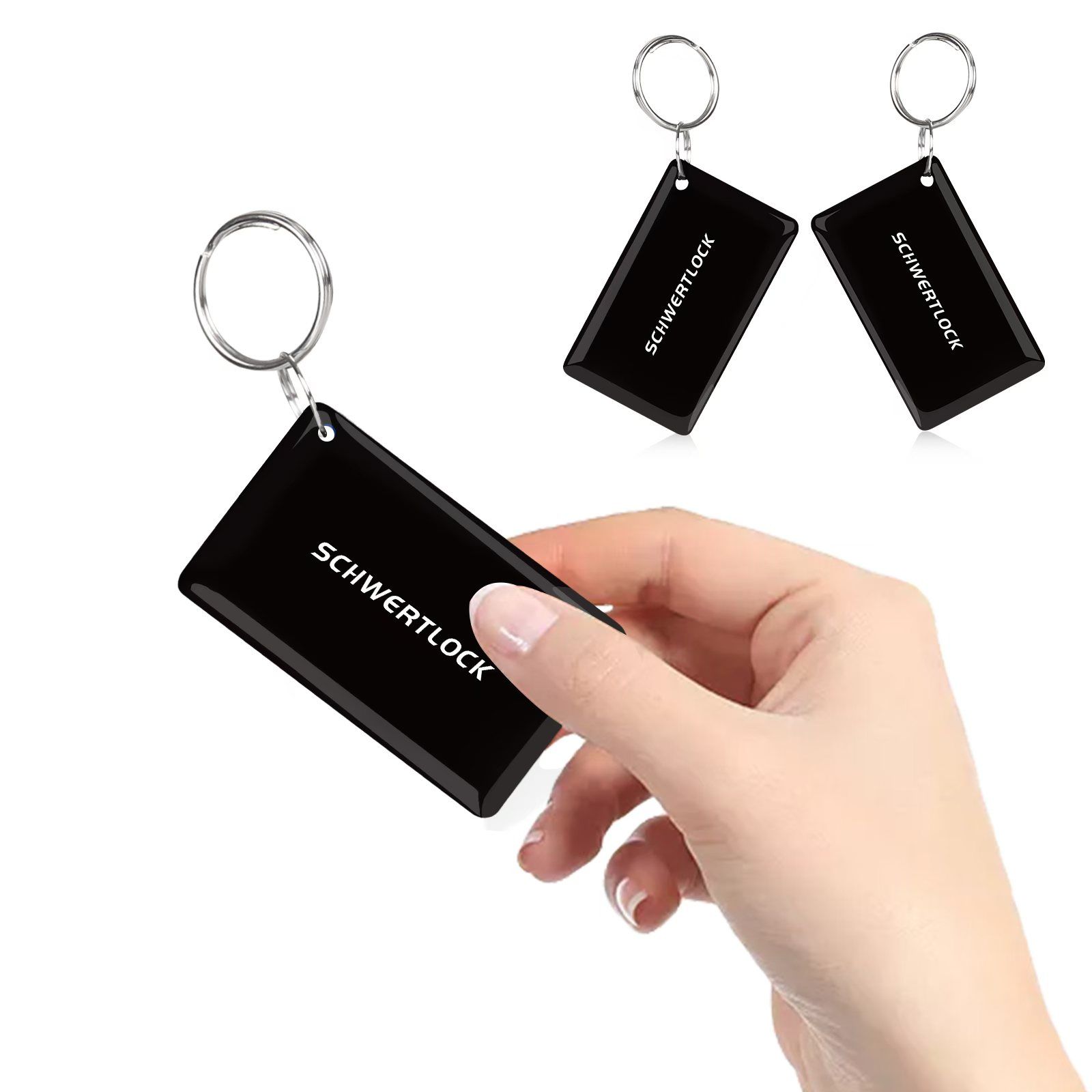 Mujer sosteniendo un llavero rectangular negro con el texto 