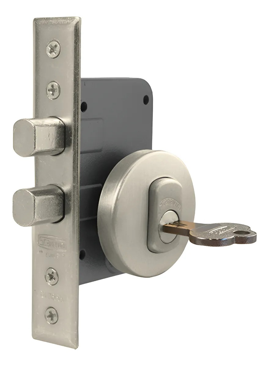 Una cerradura de puerta plateada con una llave insertada; el cerrojo está extendido.