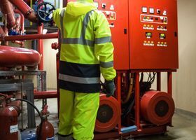 Especialistas en consultoría de seguridad industrial evaluando riesgos