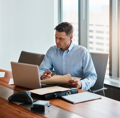 Accountant using 6EL∆ to Manage Business Invoices & Aged Receivables, Collect Business Debt at hyper-speed