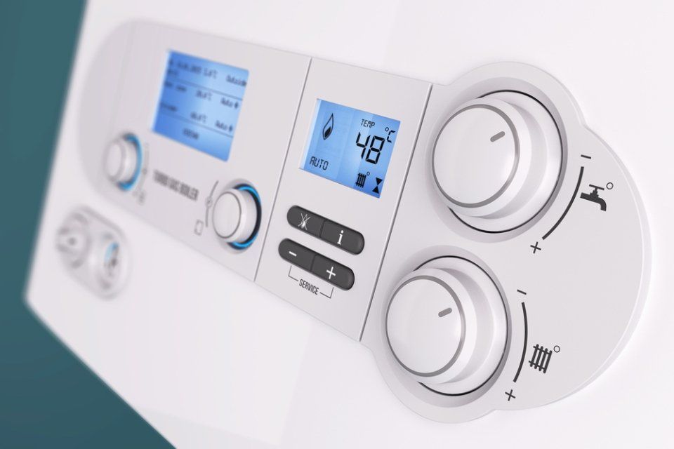 Pannello di controllo del termostato bianco con display digitale blu e due manopole rotonde
