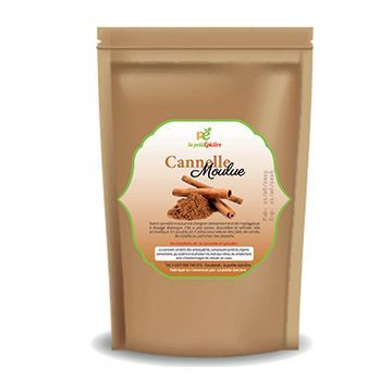 Un sachet de cannelle en poudre avec une étiquette dessus.