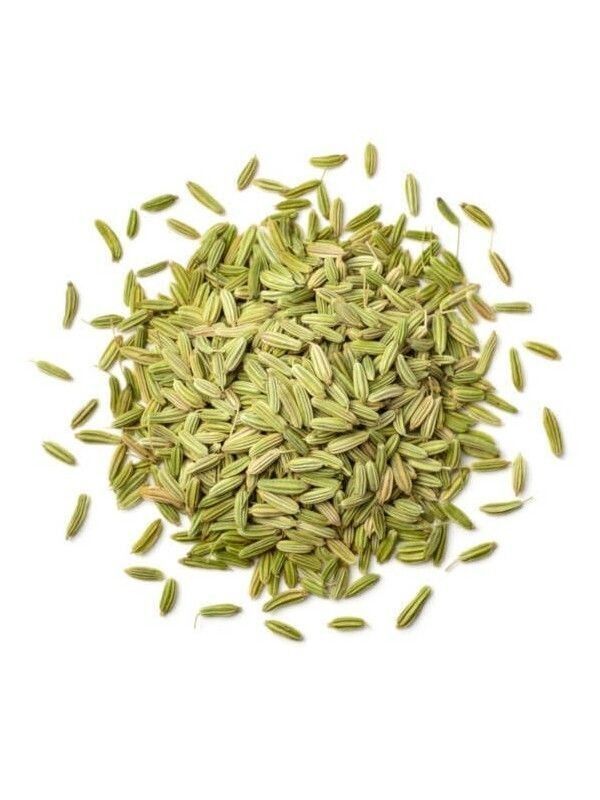 Un tas de graines de fenouil vertes sur fond blanc.