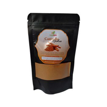 Un sachet de cannelle en poudre avec une image de bâtons de cannelle dessus.