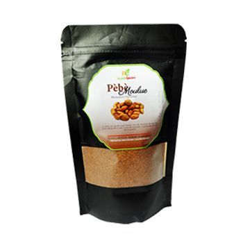 Un sachet d'amandes en poudre avec une étiquette verte sur fond blanc.