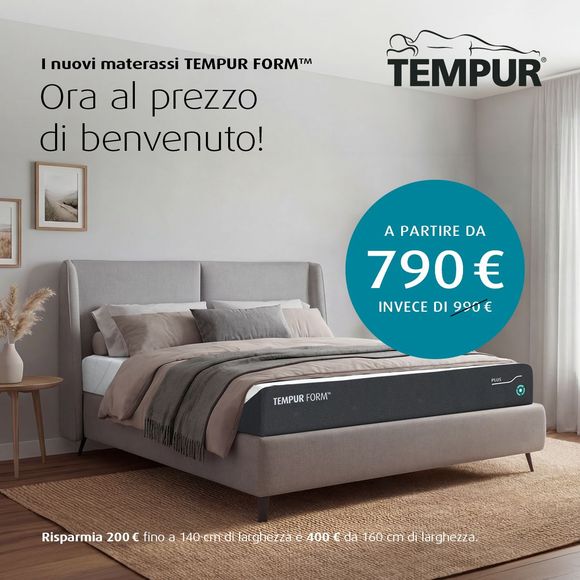 Divanetto beige in un soggiorno con parete marrone, quadri incorniciati e fiori su un tavolino.
