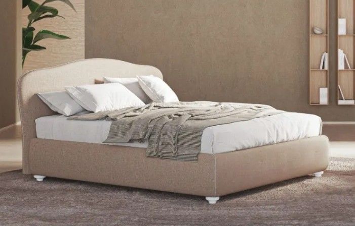 Letto imbottito beige con lenzuola bianche e plaid grigio in una camera da letto minimalista
