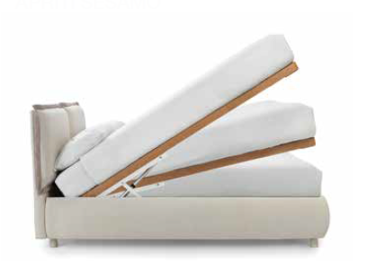 Divano reclinabile beige con schienale e gambe regolabili in diverse angolazioni.