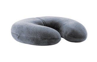 Cuscino da viaggio a forma di U di colore grigio su sfondo bianco.