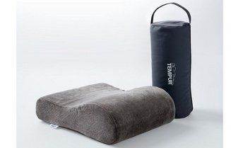 Cuscino da viaggio in memory foam grigio e custodia nera su sfondo bianco.