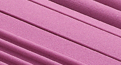 Superficie rosa testurizzata con creste diagonali e illuminazione soffusa.