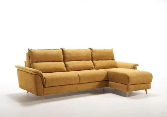 Divano componibile color giallo senape con chaise longue su sfondo bianco.