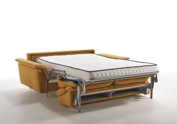 Divano trasformabile in letto pieghevole con materasso e rivestimento color beige su sfondo bianco.