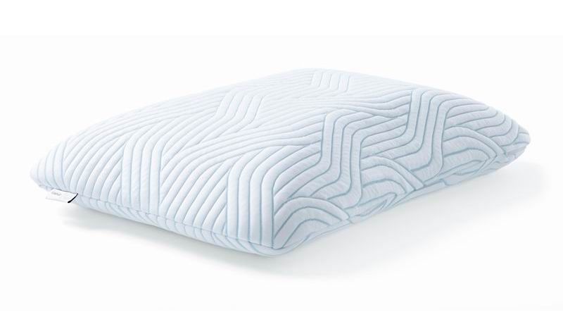Cuscino bianco con un delicato motivo geometrico su sfondo bianco tinta unita.