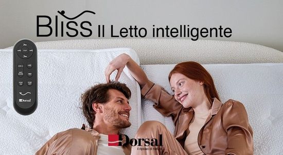 Una coppia si rilassa su un divano accanto al telecomando di una poltrona reclinabile elettrica Bliss III.