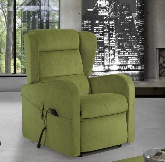 Poltrona reclinabile imbottita di colore verde con schienale alto e lacci laterali, esposta in un ambiente moderno.