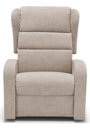Poltrona reclinabile imbottita di colore beige con poggiatesta, schienale e braccioli imbottiti.