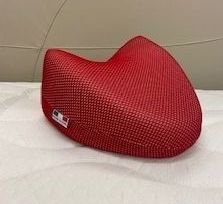 Cuscino da seduta rosso testurizzato su un letto o divano bianco
