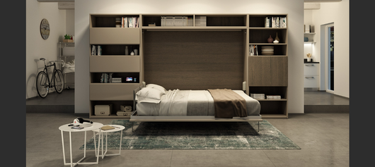 Camera da letto moderna con letto a scomparsa, mensole, tappeto e piccoli comodini bianchi.