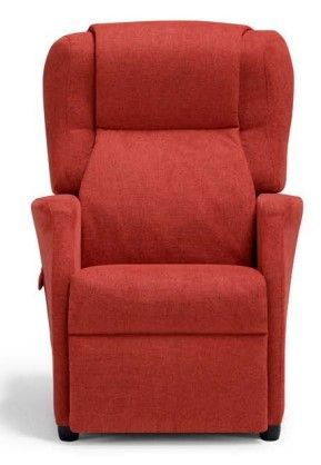 Poltrona reclinabile imbottita di colore rosso con schienale alto e braccioli, mostrata su sfondo bianco.