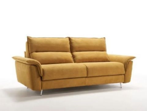 Divano moderno color giallo senape con due cuscini di seduta e gambe argentate su sfondo bianco.