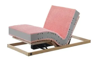 Dimostrazione pratica di un sedile con cuscino regolabile rosa e grigio su una struttura in legno.