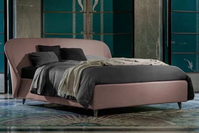 Moderno letto imbottito rosa con lenzuola scure in un'elegante camera da letto.