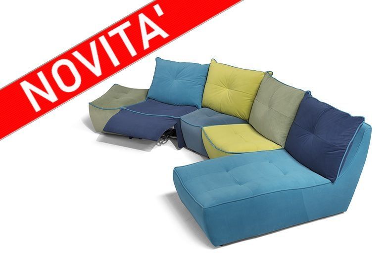 Divano componibile colorato nei colori blu, turchese, verde e giallo con una scritta rossa