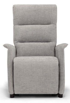 Poltrona reclinabile imbottita di colore grigio con braccioli laterali su sfondo bianco.
