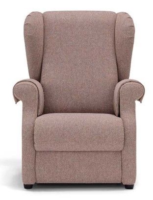 Poltrona a orecchioni imbottita beige con braccioli arrotondati e schienale alto, isolata su sfondo bianco.