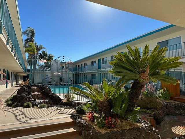 Westwinds pool & courtyard