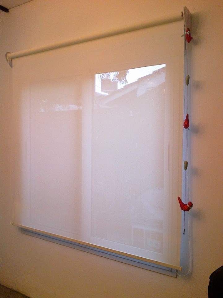 Pizarra blanca en blanco montada en la pared con rotuladores rojos sujetos con pinzas en el lado derecho.