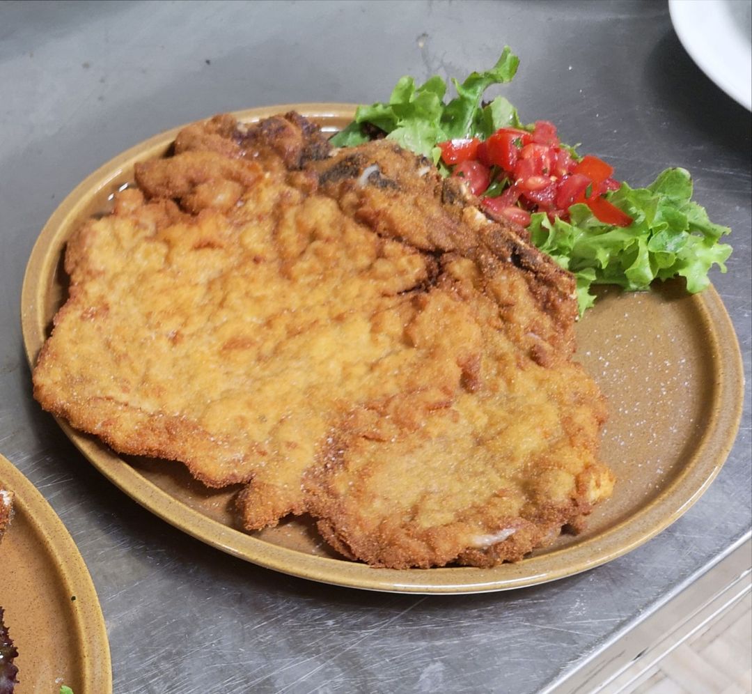petto di pollo impanato con insalata