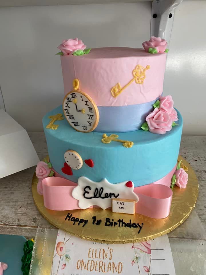 alice in wonderland birthday cake