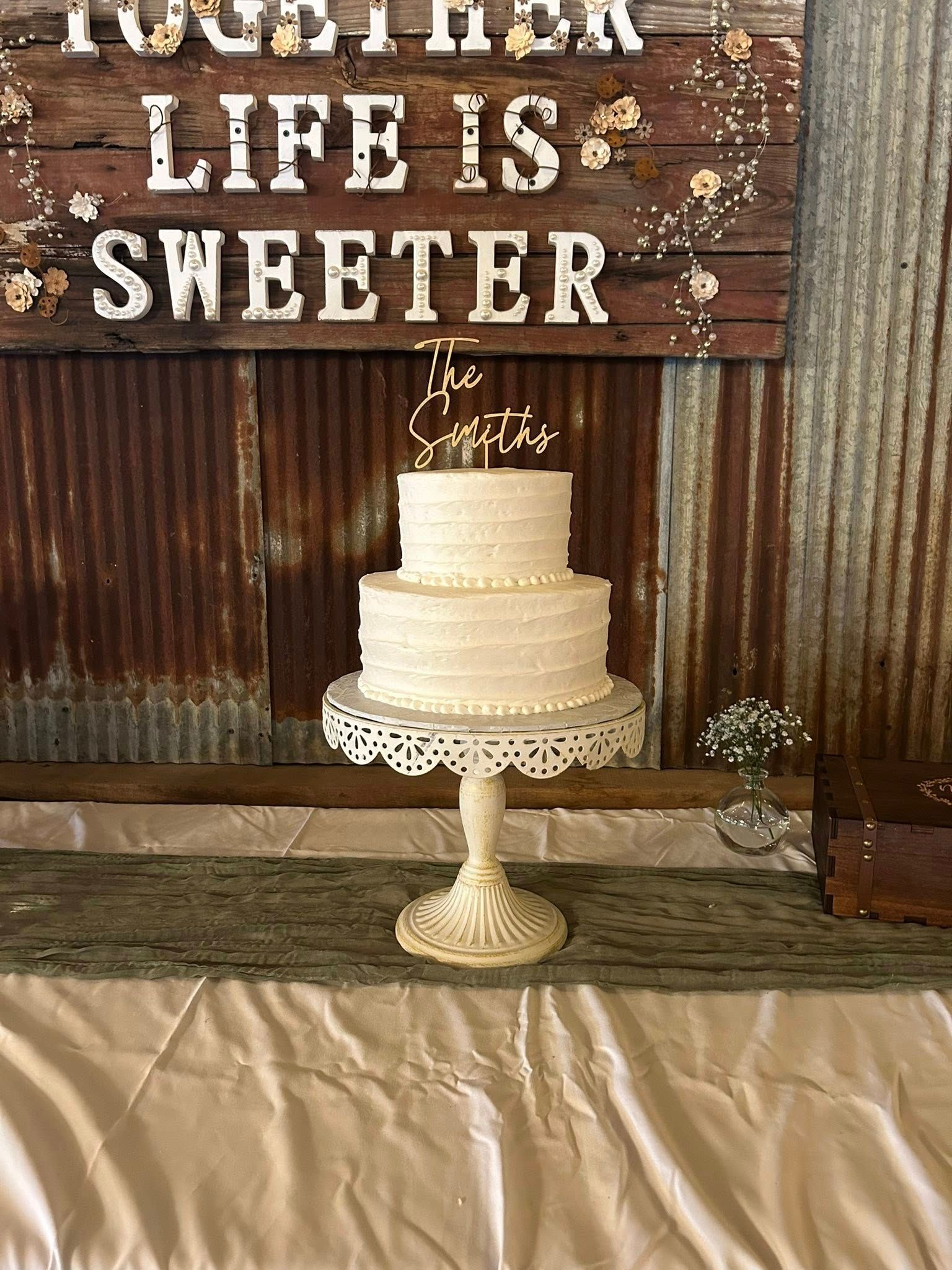 white frosted wedding cake