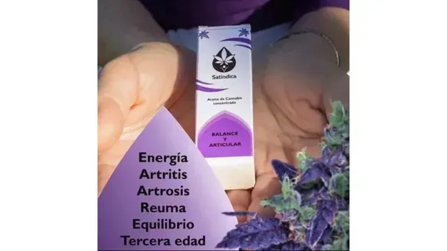 Persona sosteniendo una caja de suplementos morada con flores de lavanda.
