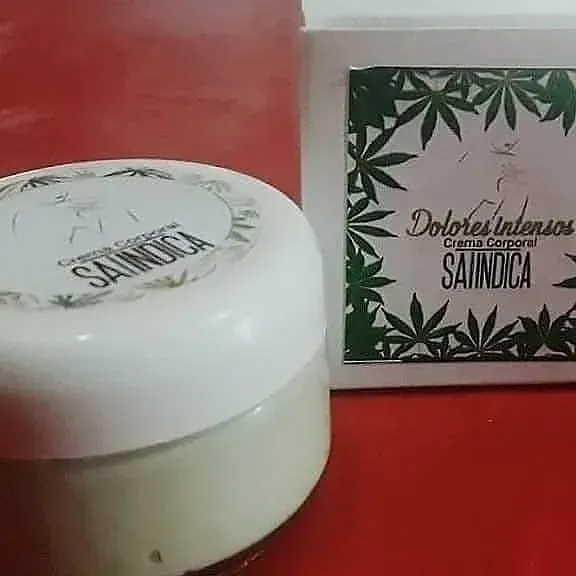 Frasco blanco y caja a juego con la etiqueta “Dolores Intensa Sandía” sobre una superficie roja.