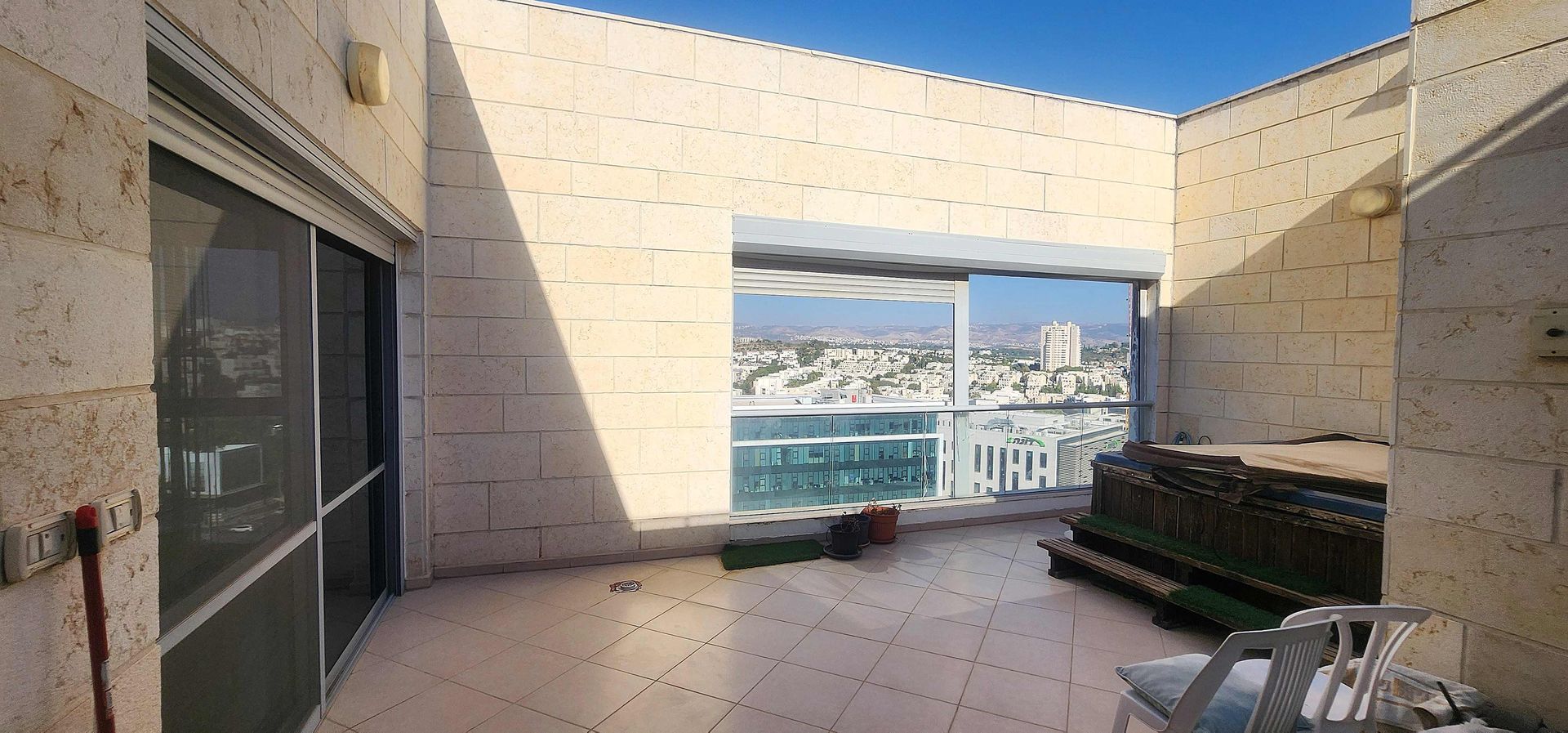 למכירה במודיעין פנטהאוז 5 חדרים ענק במפלס אחד