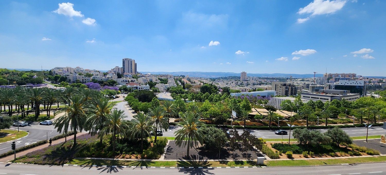 למכירה במודיעין דירת 5 חדרים מרווחת עם נוף פתוח למע