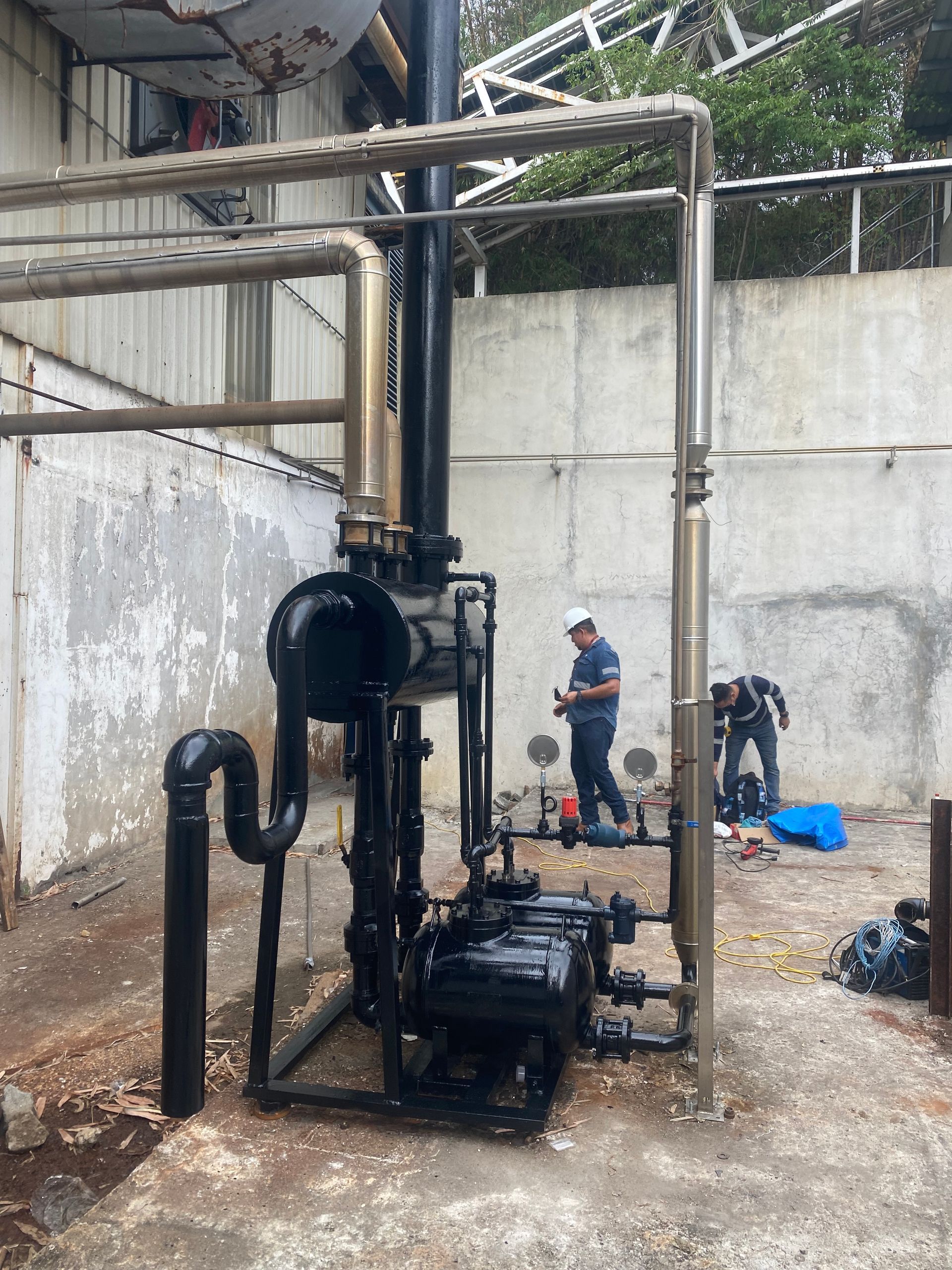 Un grupo de hombres está trabajando en una máquina en un edificio.