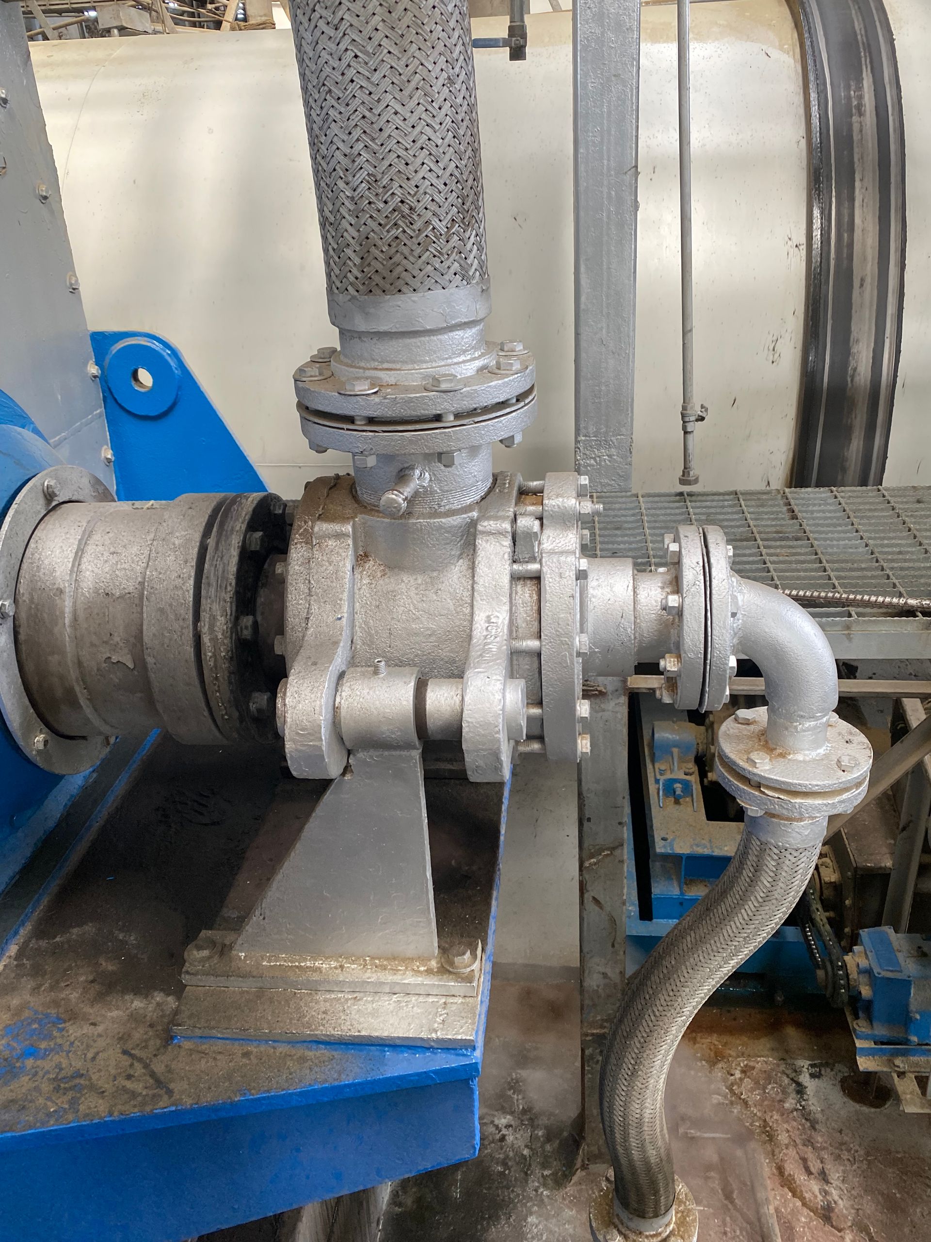 Un primer plano de un tubo de metal conectado a una máquina.