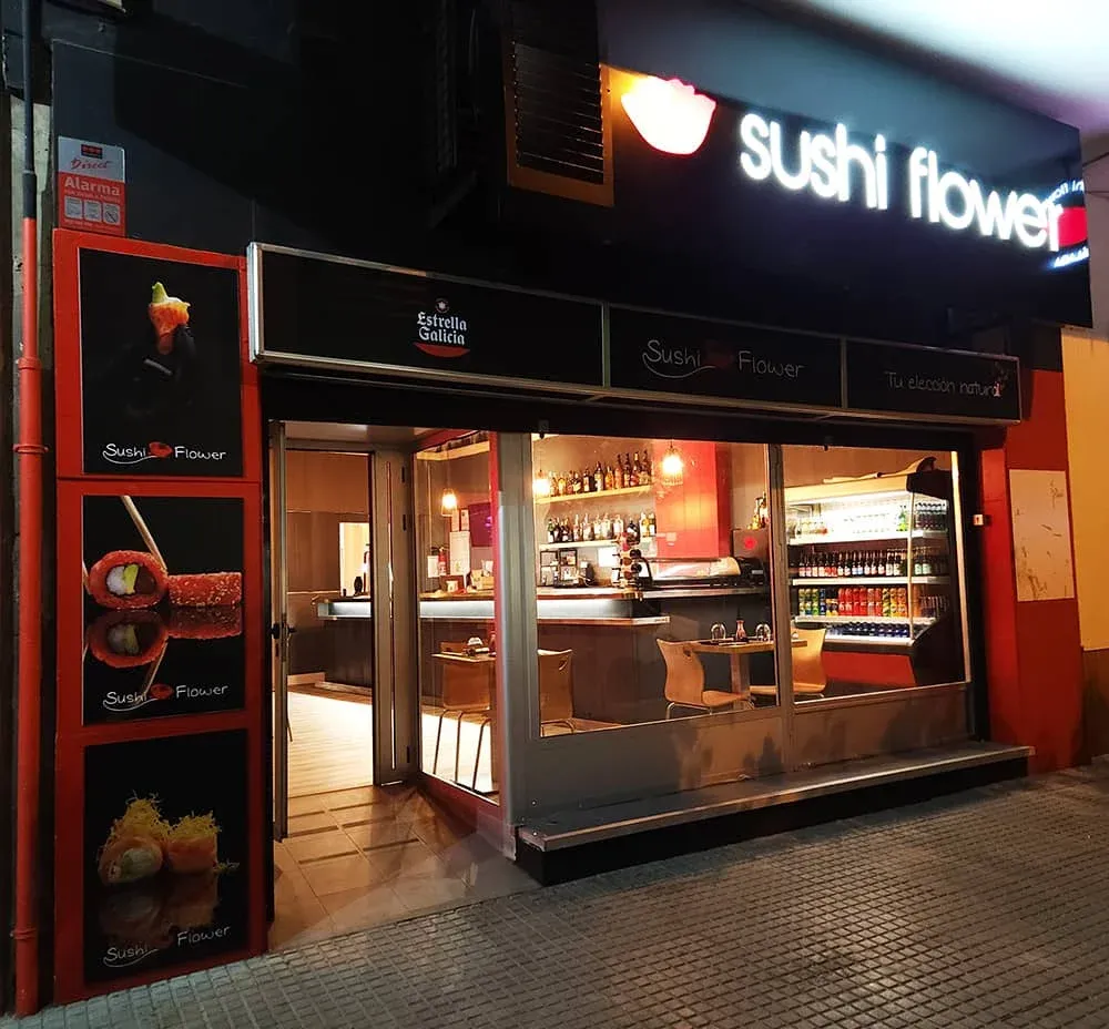 Un restaurante con un cartel que dice flor de sushi.