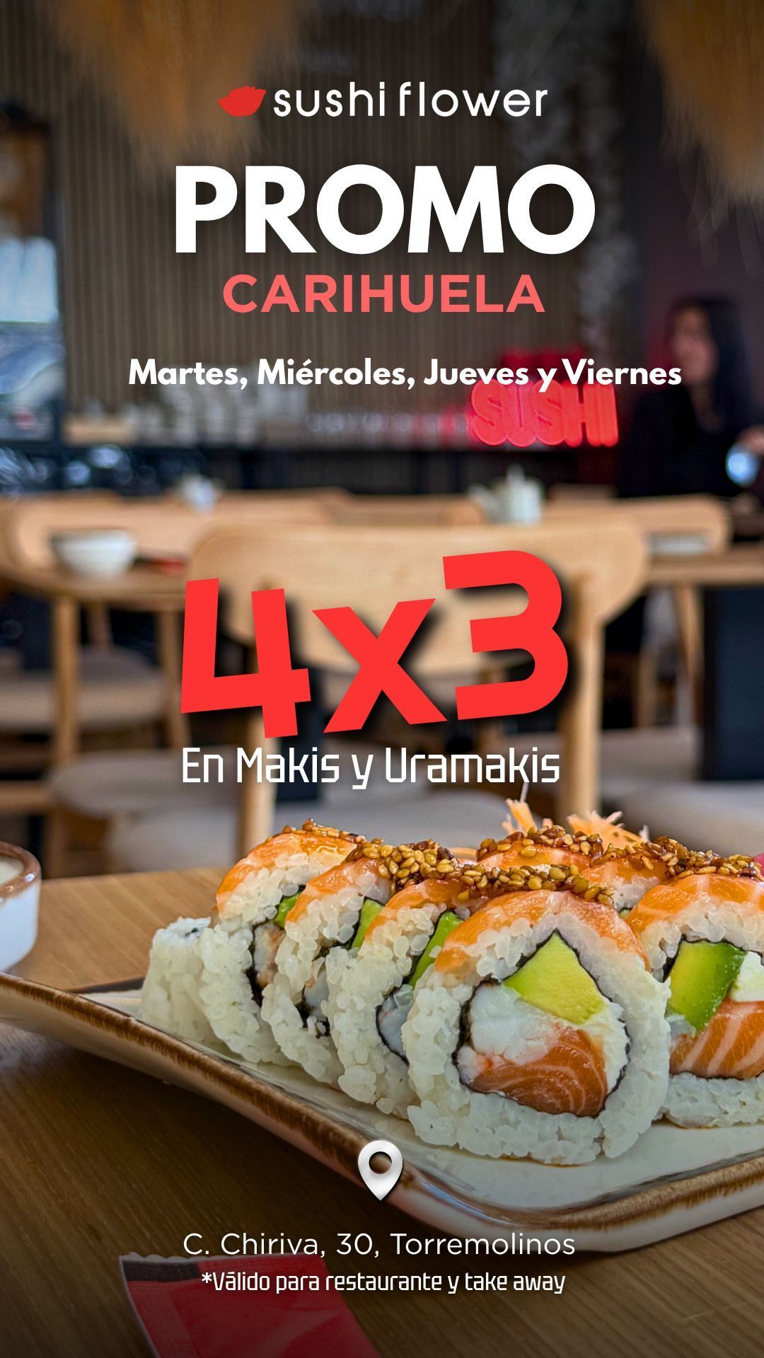 Un rollo de sushi se apila uno encima del otro en un plato.