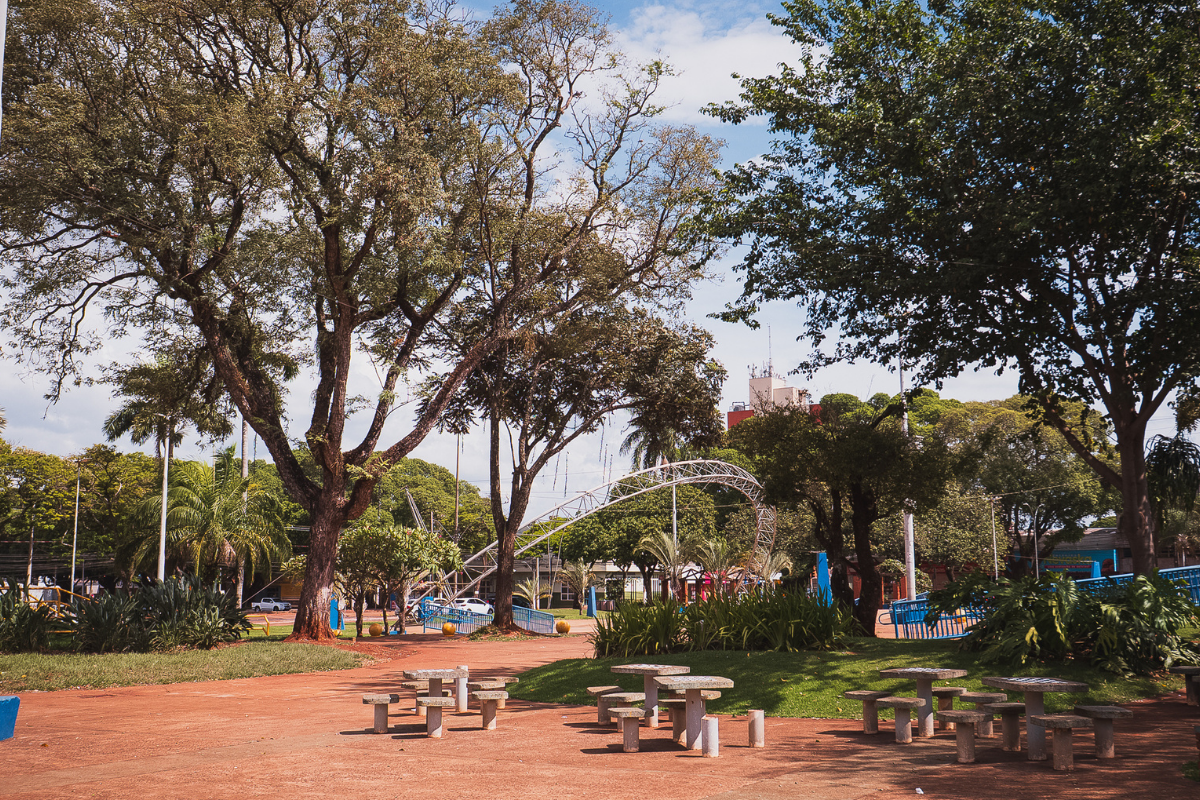 A Praça Antônio João é uma das opções de lazer ao ar livre em Dourados.