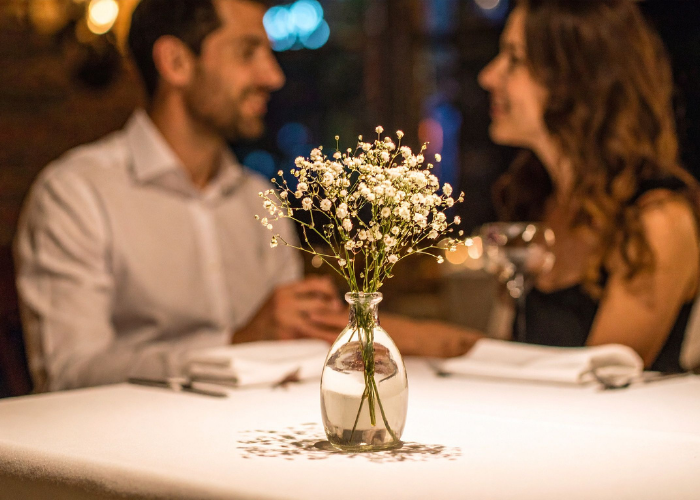 Pessoas durante jantar em restaurante após compromissos profissionais.
