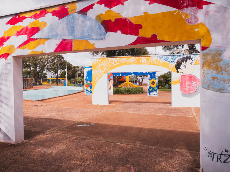 Arcos coloridos com pinturas artísticas no Parque do Lago, em Dourados, Mato Grosso do Sul.