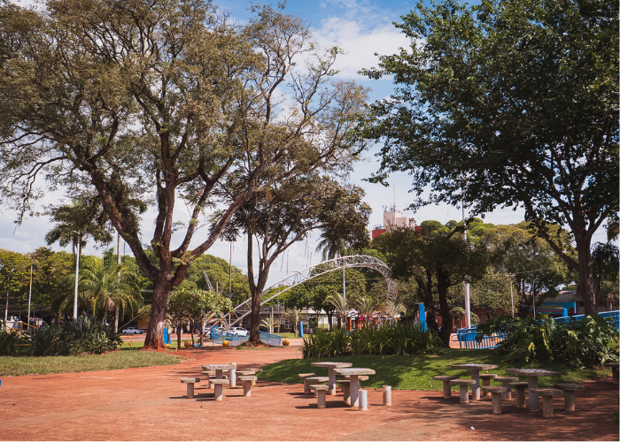A Praça Antônio João é um dos pontos tradicionais da região central de Dourados.