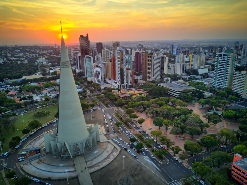 Fim de tarde com vista de cima da catedral de Maringá