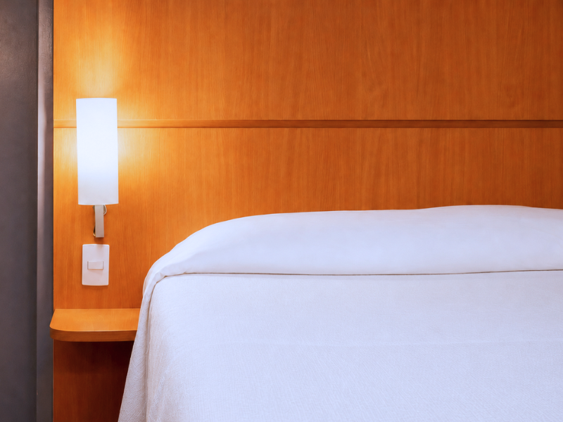 Detalhes da cama de um dos quartos do Hus Hotel